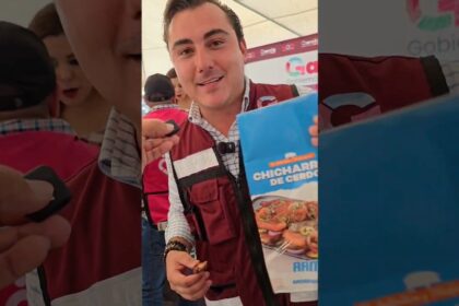 [VIDEO] Manuel Guerra Cavazos entrega apoyos alimentarios con un toque muy de Nuevo León