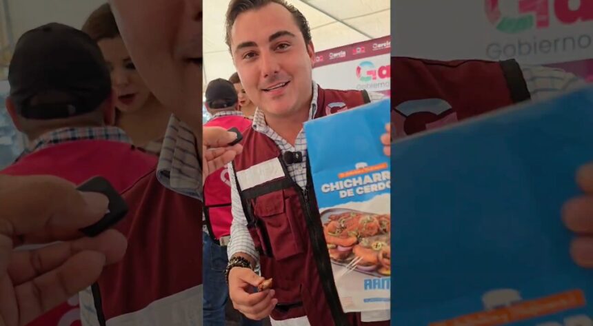 [VIDEO] Manuel Guerra Cavazos entrega apoyos alimentarios con un toque muy de Nuevo León